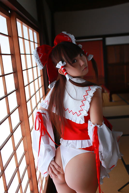 [Cosplay] Reimu Hakurei with dildo and toys - Touhou Project Cosplay